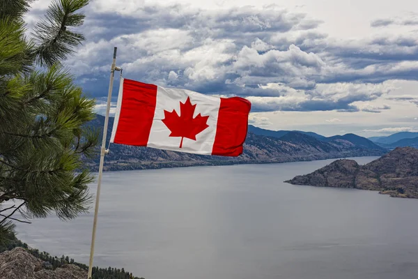 Okanagan Gölü yakınındaki Peachland British Columbia Kanada üzerinden Kanada bayrağı