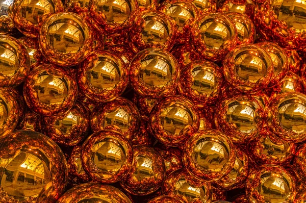 Joulun tausta kultainen joulu pallo koristeet — kuvapankkivalokuva