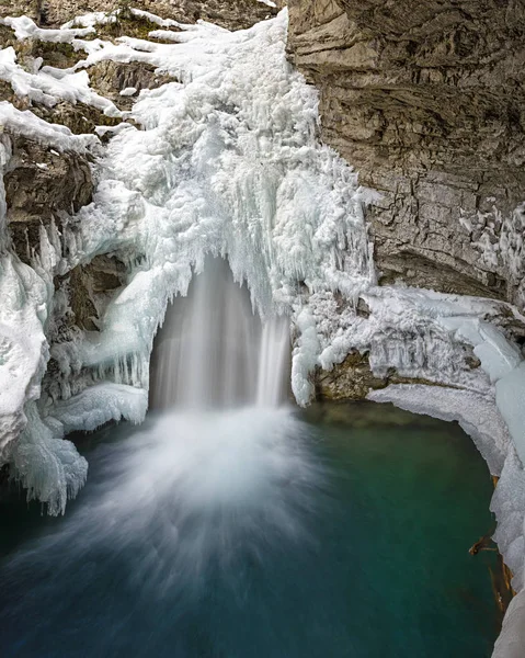 Johnston Kanyon Banff National Park Alberta Kanada kış aylarında düşer.