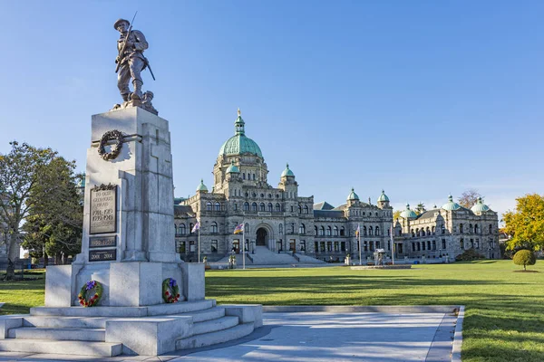 British Columbia Parlamento Binası ile Savaş Anıtı Victoria Bc Canada ön planda