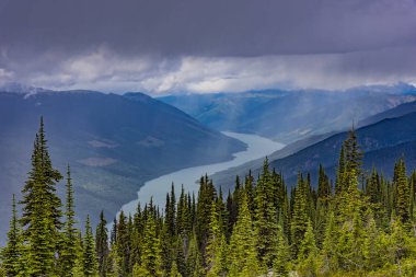 Mount Revelstoke British Columbia Kanada'dan göl Revelstoke