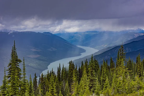 Mount Revelstoke British Columbia Kanada'dan göl Revelstoke