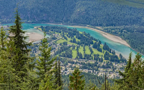 Lapangan golf, Revelstoke Townsite dan Columbia River Revelstoke British Columbia Canada — Stok Foto