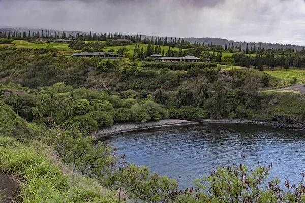 Tropische Bucht und Golfplatz in Kapalua westlich maui hawaii usa — Stockfoto