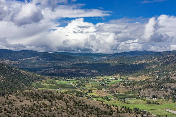 Kebun anggur Vineyards dan famland dari Giants Head Mountain dekat Summerland British Columbia Canada — Stok Foto