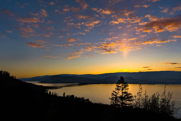 Озеро Оканаган міст Kelowna Британська Канада при сходом сонця — стокове фото