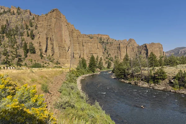 North Fork Shoshone Nehri doğusundaki Yellowstone Milli Parkı yakınındaki Cody Wyoming