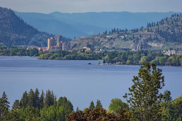 Kelowna Skyline y Okanagan Lake Kelowna Columbia Británica Canadá — Foto de Stock