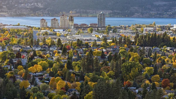 Kelowna manzarası içinde belgili tanımlık geçmiş sonbahar Kelowna British Columbia Kanada'da Okanagan Gölü ile