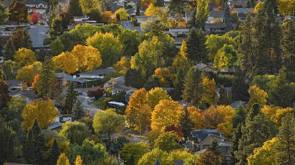 Kelowna zona residencial en el otoñoOkanagan Valley Kelowna British Columbia Canada — Foto de Stock