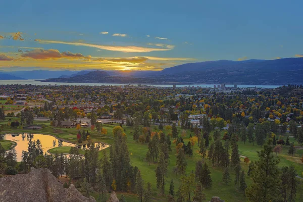 Kelowna campo de golf con Okanagan Lake en el fondo en el otoño Kelowna Columbia Británica Canadá — Foto de Stock