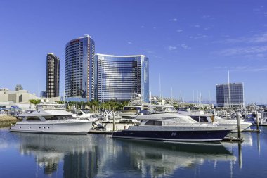 San Diego, Claifornia ABD - 5 Kasım 2017: Lüks yatların Embarcadero Marina San Diego Bay Seaport Village yakınındaki San Diego manzarası ve Marriott Marquis otel içinde belgili tanımlık geçmiş.