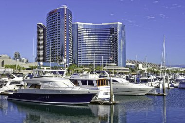 San Diego, Claifornia ABD - 5 Kasım 2017: Lüks yatların Embarcadero Marina San Diego Bay Seaport Village yakınındaki San Diego manzarası ve Marriott Marquis otel içinde belgili tanımlık geçmiş.