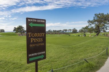La Jolla, Kaliforniya, ABD - 6 Kasım 2017: Kuzey sahası ve Güney sahası tabelada Torrey Pines golf sahası San Diego yakınındaki ilk tee.