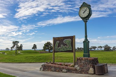 La Jolla, Kaliforniya, ABD - 6 Kasım 2017: Güney sahası işareti ve Torrey Pines golf sahası San Diego yakınındaki ilk tee Rolex saati yanında harita.