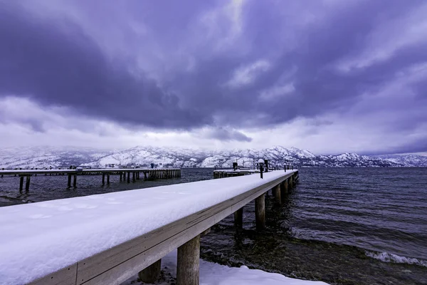 Dermaga tertutup salju di Danau Okanagan West Kelowna British Columbia Canada — Stok Foto