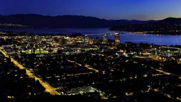Kelowna İngiliz Kolombiyası gökyüzü ve Okanagan Gölü Knox Dağı 'ndan geceleri