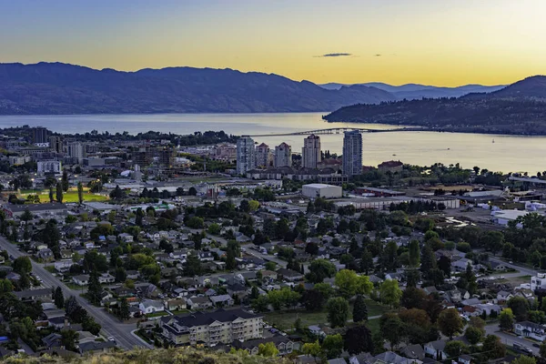 Kelowna British Columbia e Okanagan Lake de Knox Mountain ao pôr do sol Fotos De Bancos De Imagens