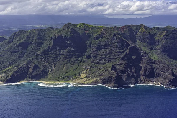 Widok z lotu ptaka na południowe wybrzeże Kauai pokazujące góry, plażę i wytrzymałe wybrzeże w pobliżu Poipu Kauai Hawaii Usa — Zdjęcie stockowe