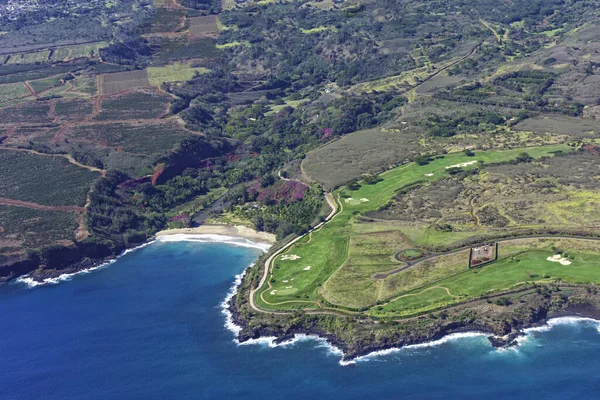Kauai 'nin güney sahilindeki hava manzarası kahve tarlalarını, botanik bahçelerini ve Poipu Kauai Hawaii Usa golf sahasını gösteriyor.