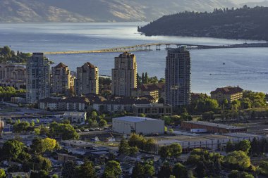 Kelowna British Columbia silueti ve Okanagan Gölü. Gün batımında Knox Dağı 'ndan R W Bennett Köprüsü.