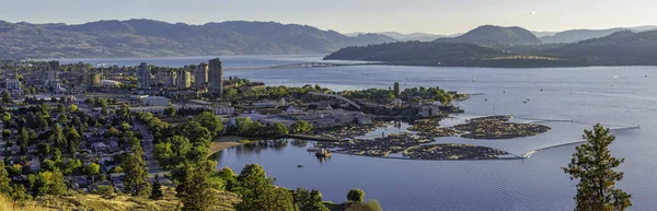 Kelowna British Columbia silueti ve Okanagan Gölü. Gün batımında Knox Dağı 'ndan R W Bennett Köprüsü.