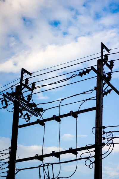 Mavi gökyüzü ve bulutlu elektrik direği 
