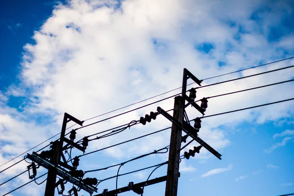 Mavi gökyüzü ve bulutlu elektrik direği 