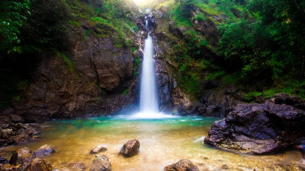 A foto da paisagem, Jok Ka Din Waterfall, bela cachoeira na floresta tropical no Thong Pha Phum National Park, Kanchanaburi, Tailândia — Fotografia de Stock