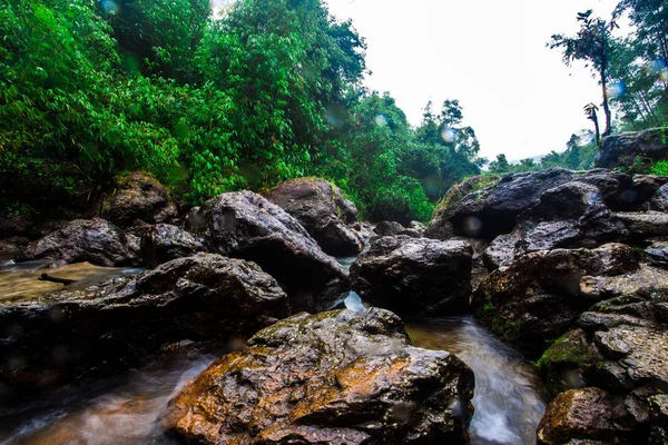 Das Landschaftsfoto, jok ka din wasserfall, schöner wasserfall im regenwald im thong pha phum nationalpark, kanchanaburi, thailand — Stockfoto