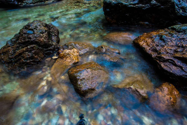 A foto da paisagem, Jok Ka Din Waterfall, bela cachoeira na floresta tropical no Thong Pha Phum National Park, Kanchanaburi, Tailândia — Fotografia de Stock