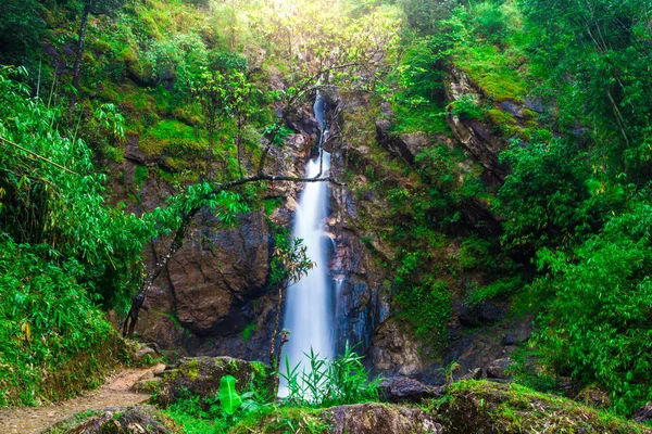 A foto da paisagem, Jok Ka Din Waterfall, bela cachoeira na floresta tropical no Thong Pha Phum National Park, Kanchanaburi, Tailândia — Fotografia de Stock