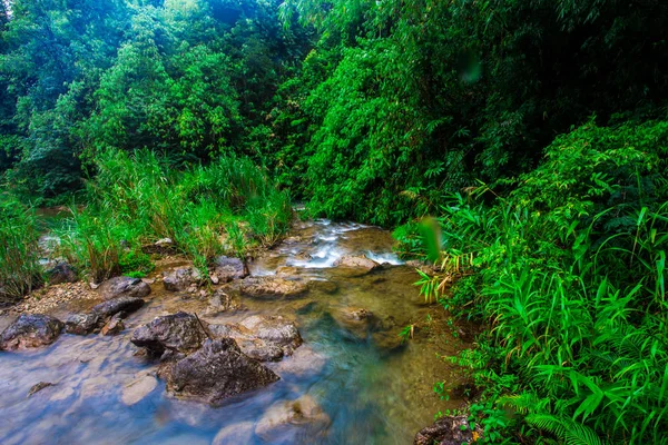 A foto da paisagem, Jok Ka Din Waterfall, bela cachoeira na floresta tropical no Thong Pha Phum National Park, Kanchanaburi, Tailândia — Fotografia de Stock