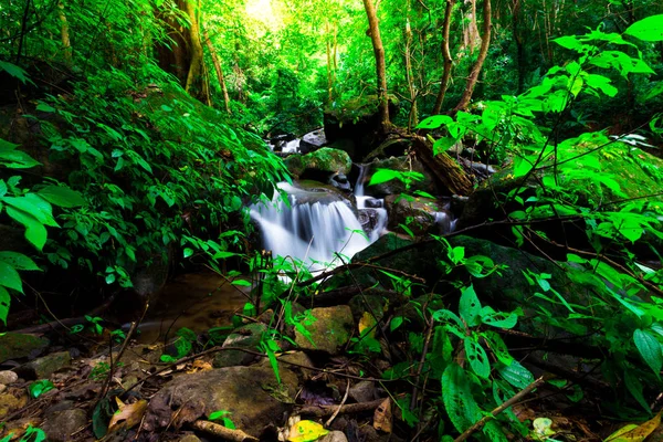 A foto da paisagem, bela cachoeira na floresta tropical, cachoeira kokedok em Saraburi, Tailândia — Fotografia de Stock