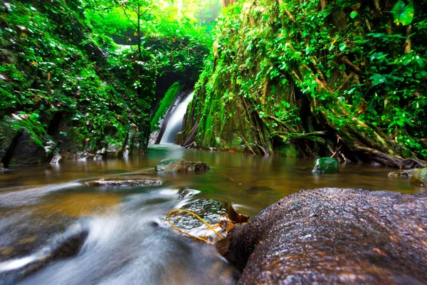 A foto da paisagem, bela cachoeira na floresta tropical, cachoeira kokedok em Saraburi, Tailândia — Fotografia de Stock