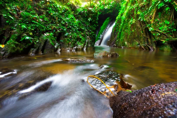 Krajobraz Fotografia, piękny wodospad w lesie deszczowym, wodospad kokedok w Saraburi, Tajlandia — Zdjęcie stockowe