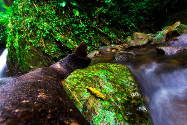 Das Landschaftsbild, schöner Wasserfall im Regenwald, Kokedok-Wasserfall in Saraburi, Thailand — Stockfoto