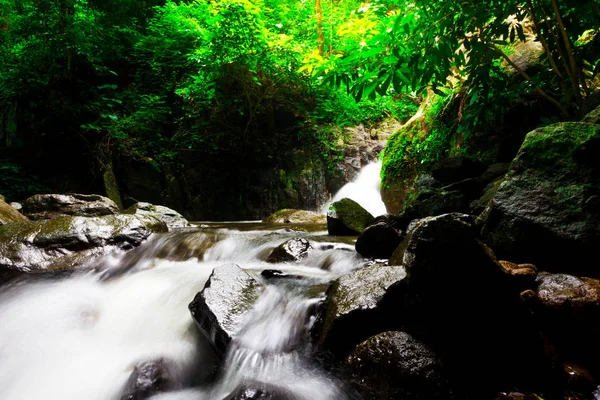 Пейзаж фото, красивый водопад в тропических лесах, водопад Кокедок в Сарабури, Таиланд — стоковое фото