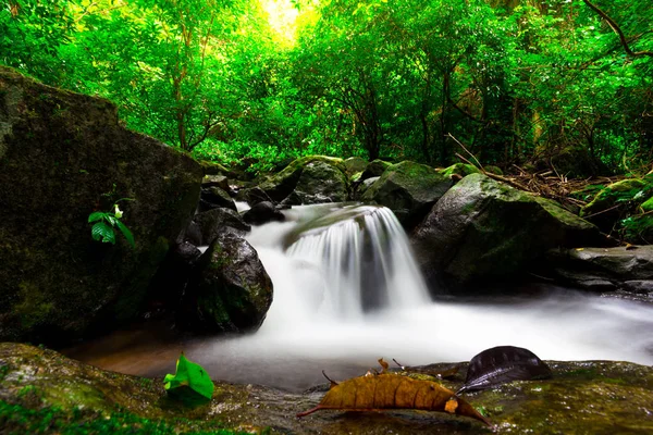 Das Landschaftsbild, schöner Wasserfall im Regenwald, Kokedok-Wasserfall in Saraburi, Thailand — Stockfoto