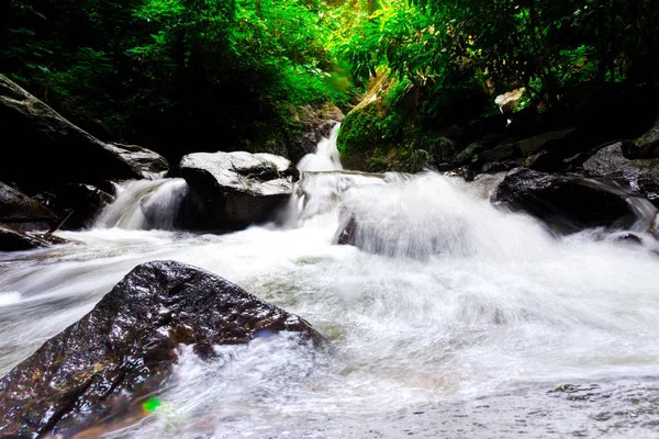 Das Landschaftsbild, schöner Wasserfall im Regenwald, Kokedok-Wasserfall in Saraburi, Thailand — Stockfoto