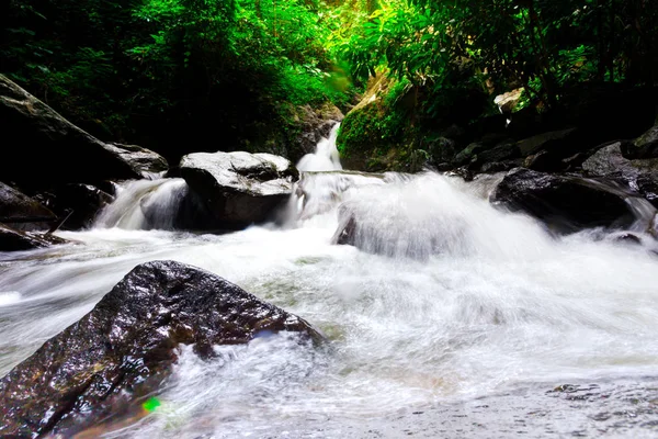 A foto da paisagem, bela cachoeira na floresta tropical, cachoeira kokedok em Saraburi, Tailândia — Fotografia de Stock