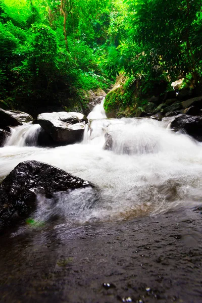 Il paesaggio foto, bella cascata nella foresta pluviale, cascata kokedok a Saraburi, Thailandia — Foto Stock