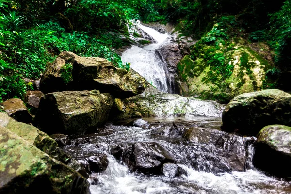 A foto da paisagem, bela cachoeira na floresta tropical, cachoeira kokedok em Saraburi, Tailândia — Fotografia de Stock