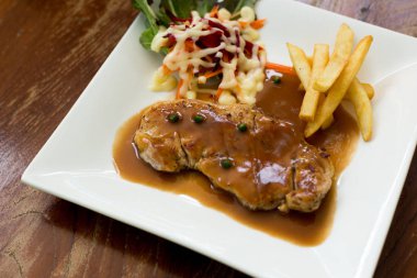 Kızarmış tavuk, patates ve salata.