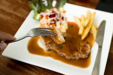 Patates ve salatalı ızgara biftek.