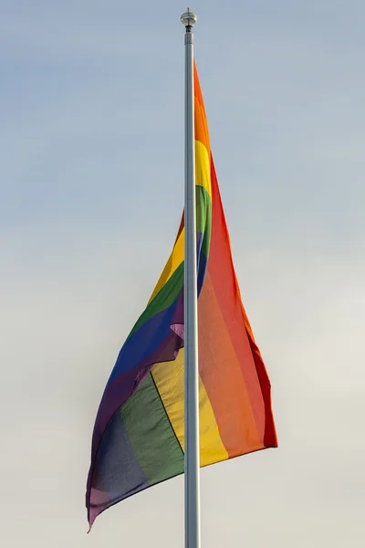 La bandera del arco iris en un asta de la bandera — Foto de Stock