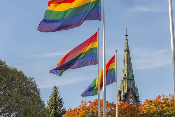 La bandera del arco iris frente a la iglesia — Foto de Stock