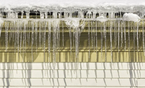 Agujas de hielo con caño de agua —  Fotos de Stock