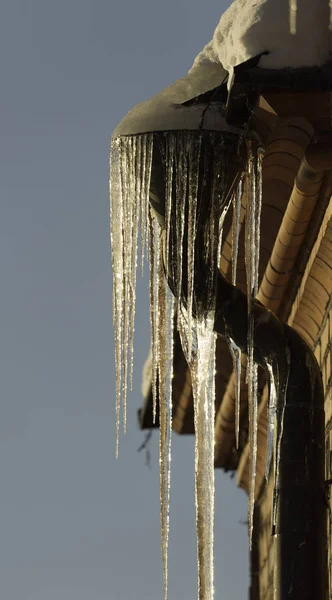 Eisnadeln mit Wasserauslauf — Stockfoto