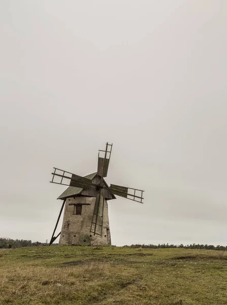 Mulino a vento sul campo — Foto Stock